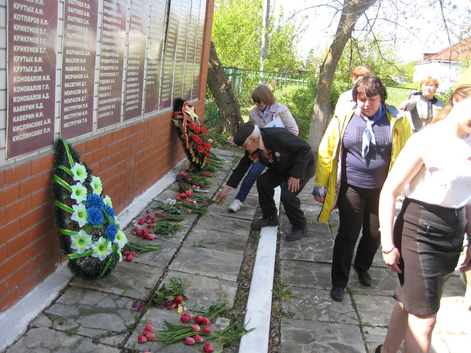 Цветы к памятнику возлагает ветеран, один из старейших жителей села Протопопов Николай Михайлович